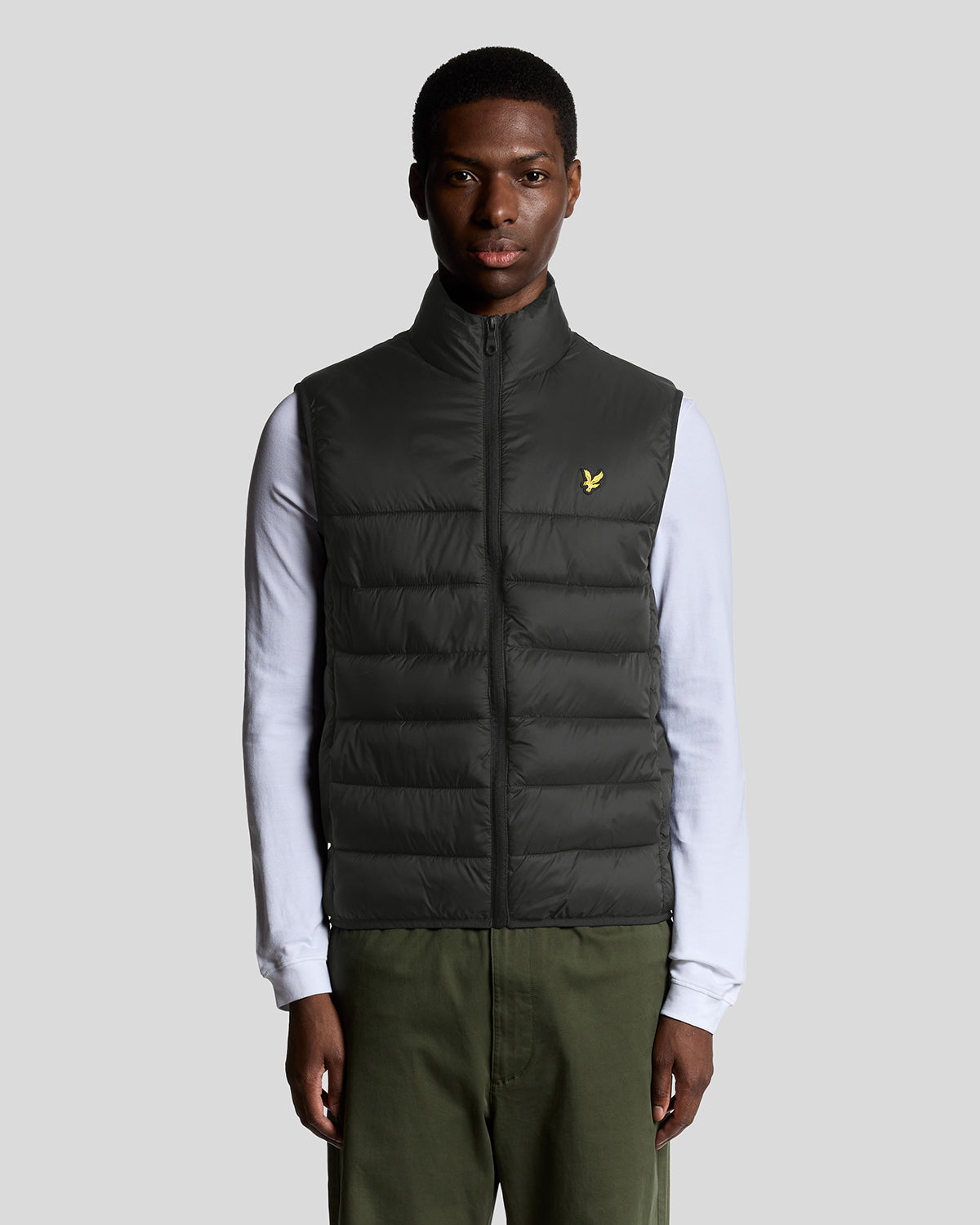 Un homme porte un gilet matelassé noir de jais