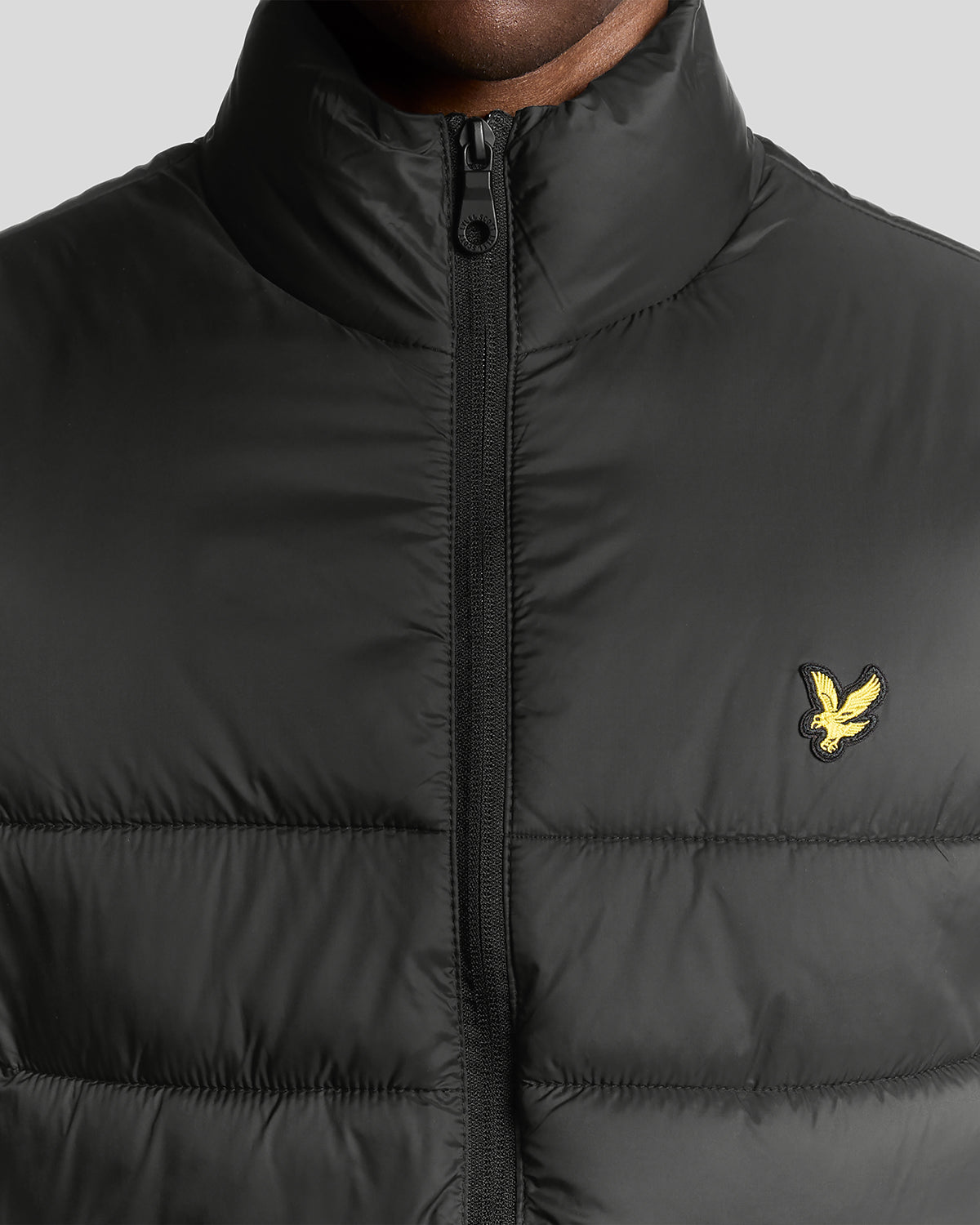 Un homme porte un gilet matelassé noir de jais