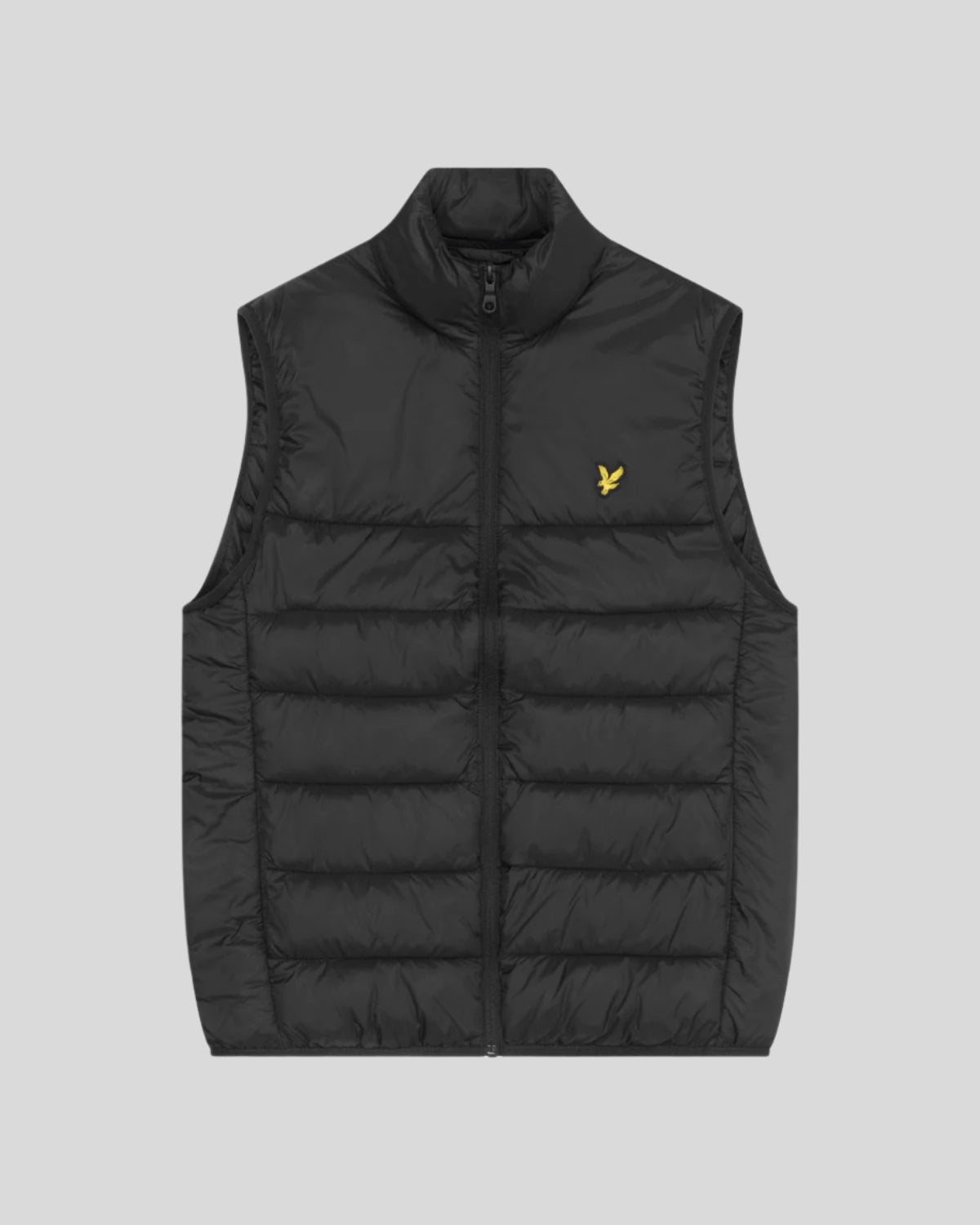 Un homme porte un gilet matelassé noir de jais