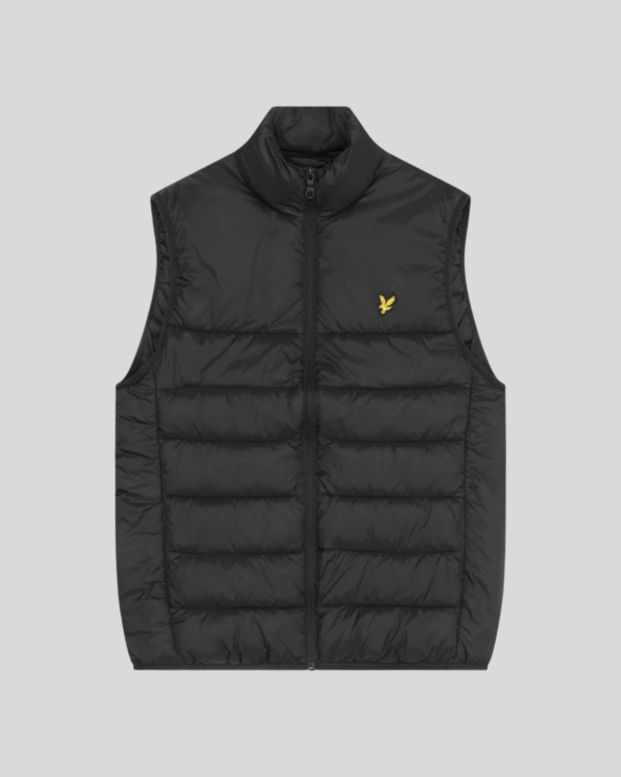 Un homme porte un gilet matelassé noir de jais