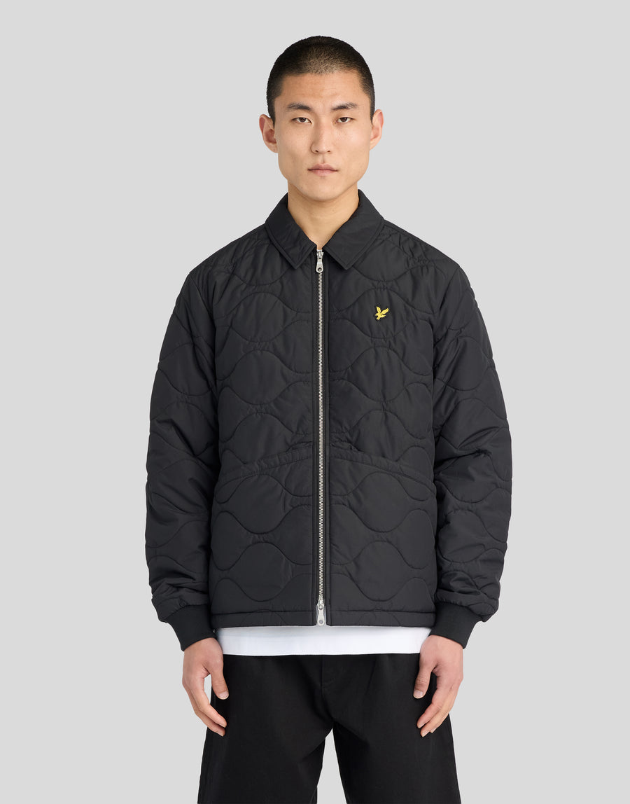 Mann in einer gesteppten Ripstop-Jacke in Jet Black