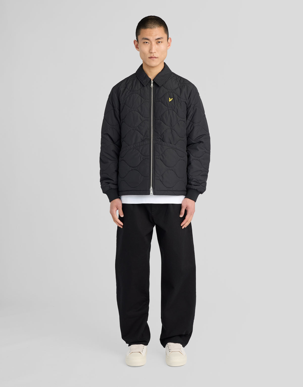 Mann in einer gesteppten Ripstop-Jacke in Jet Black