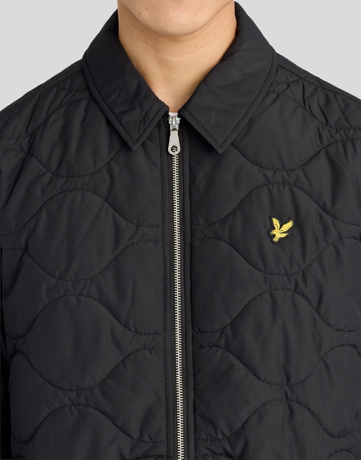 Mann in einer gesteppten Ripstop-Jacke in Jet Black