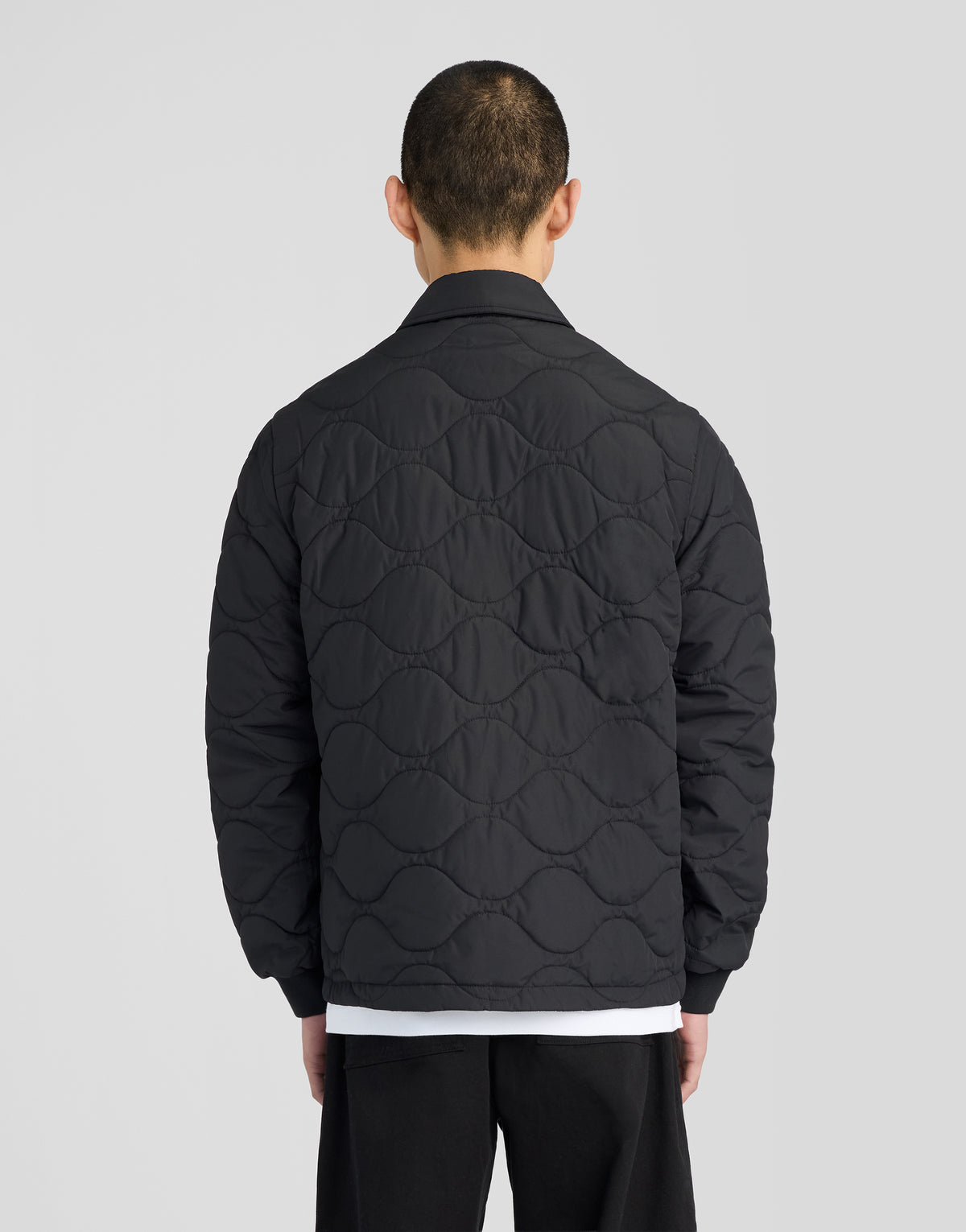Mann in einer gesteppten Ripstop-Jacke in Jet Black