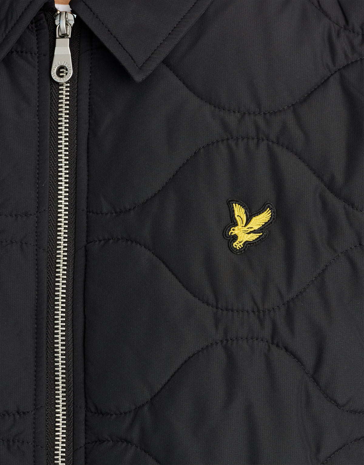 Mann in einer gesteppten Ripstop-Jacke in Jet Black