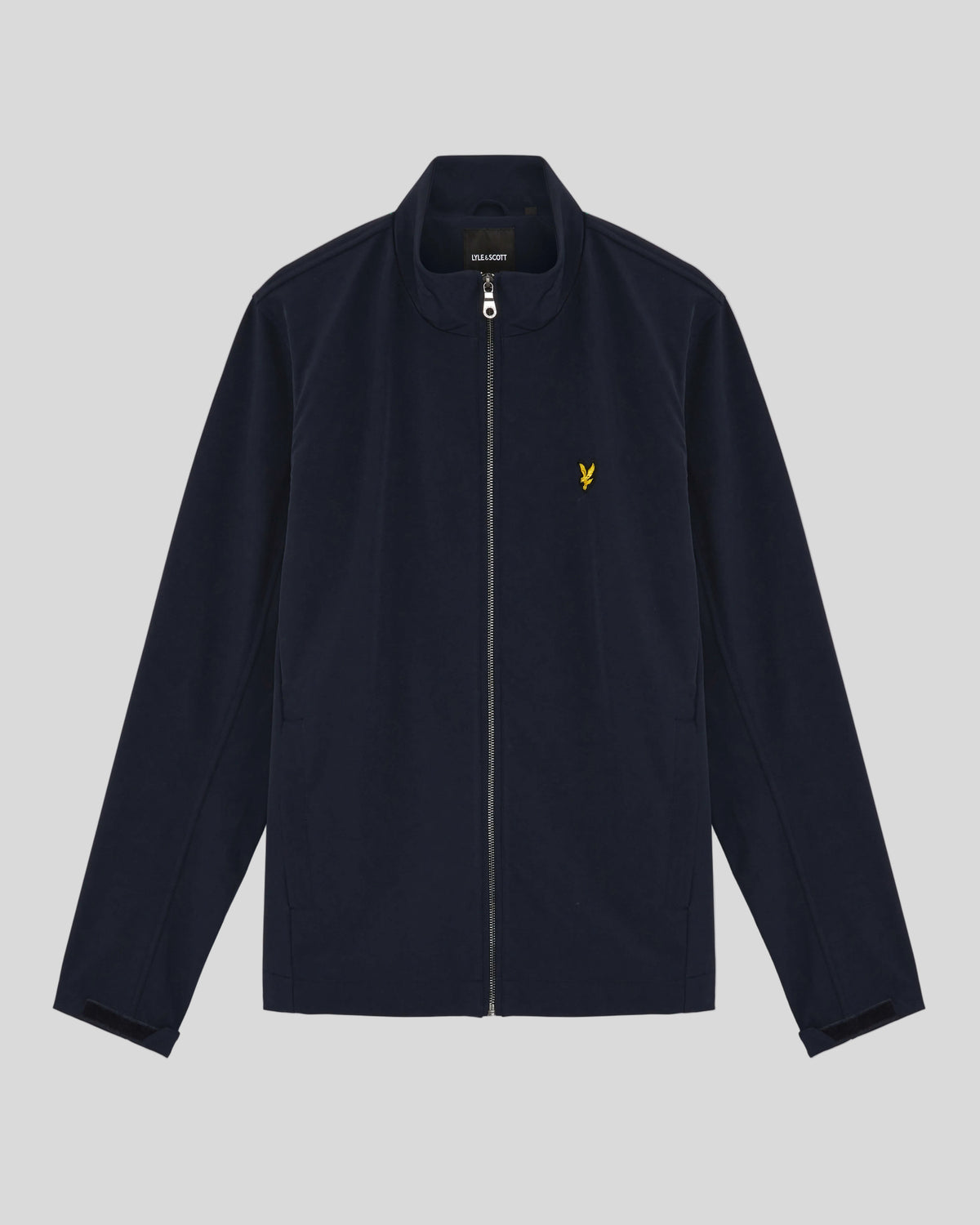 Homme portant une veste softshell à dos en maille, bleu marine foncé