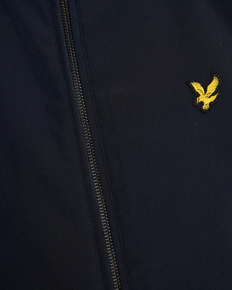 Homme portant une veste softshell à dos en maille, bleu marine foncé