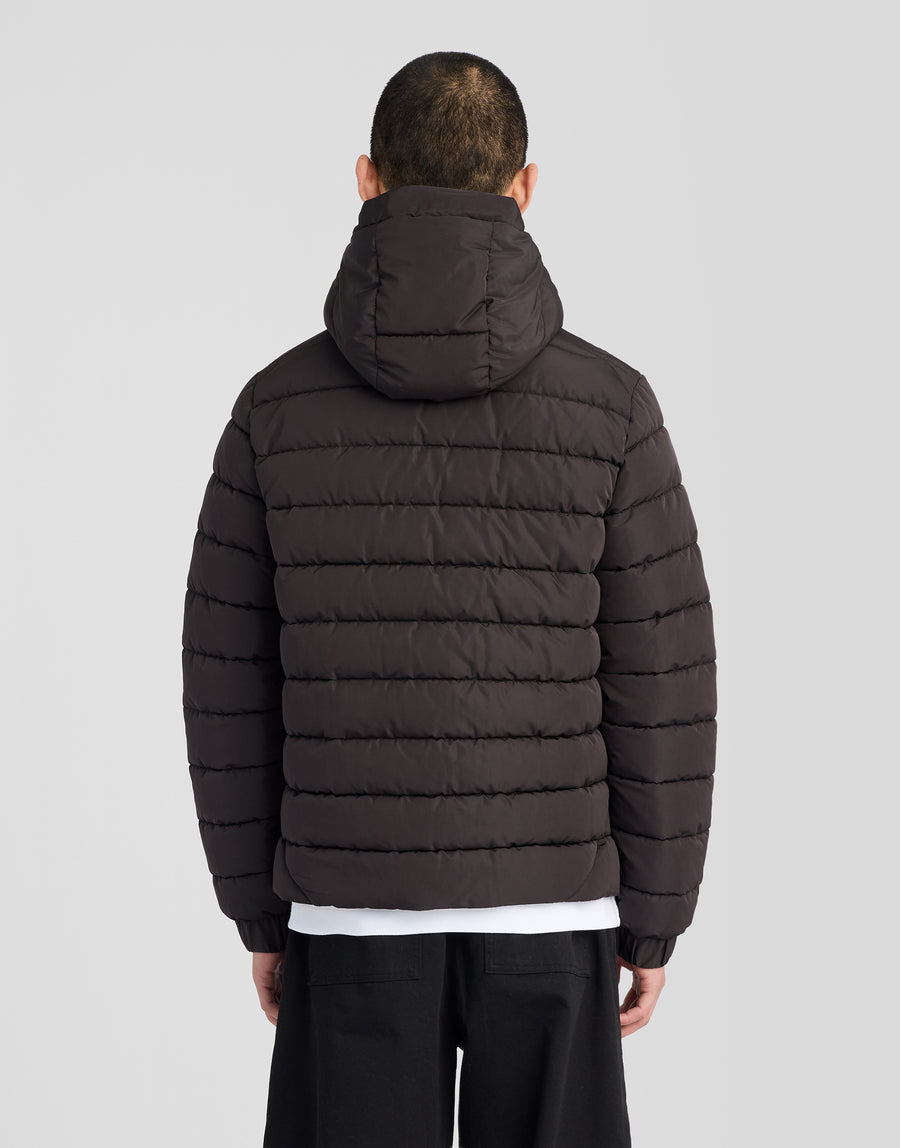 Mann in einer gesteppten Kapuzenjacke in Tiefschwarz
