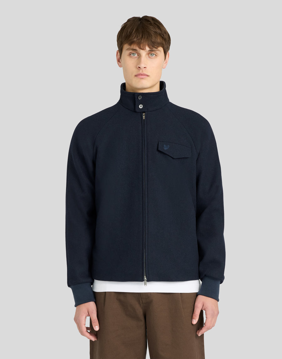 Mann in einer Harrington-Jacke aus Wolle in Dunkelblau