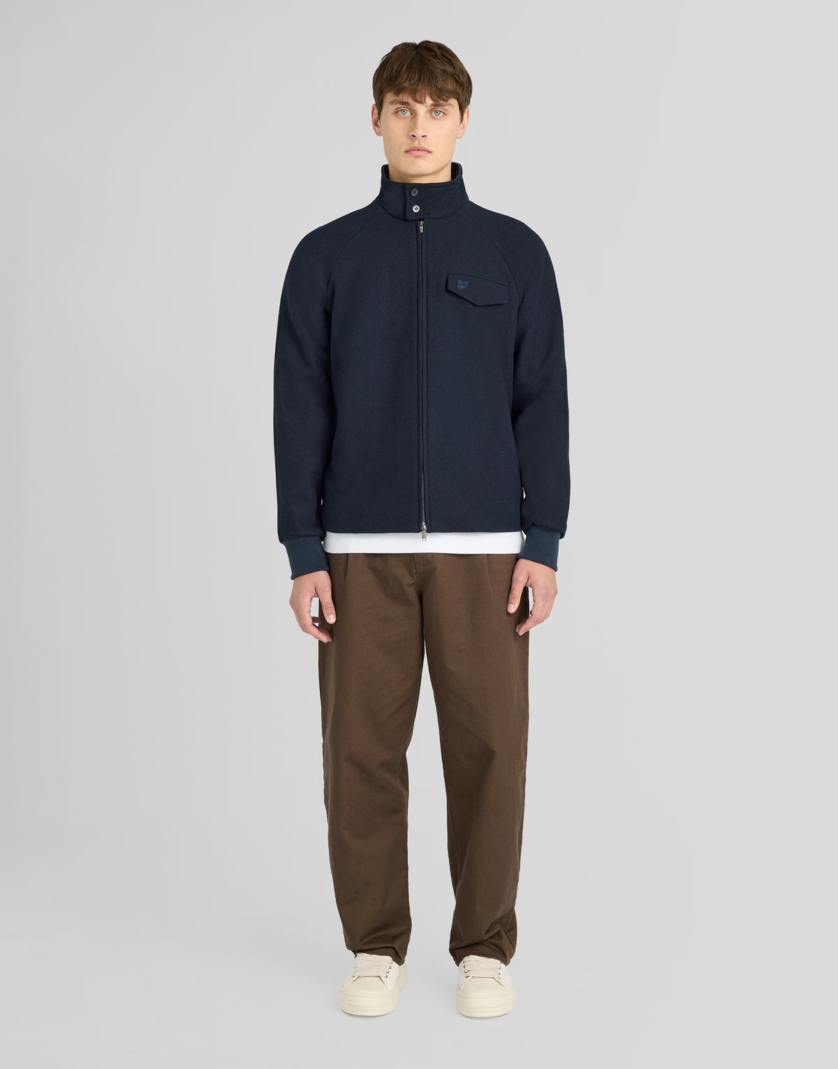 Mann in einer Harrington-Jacke aus Wolle in Dunkelblau