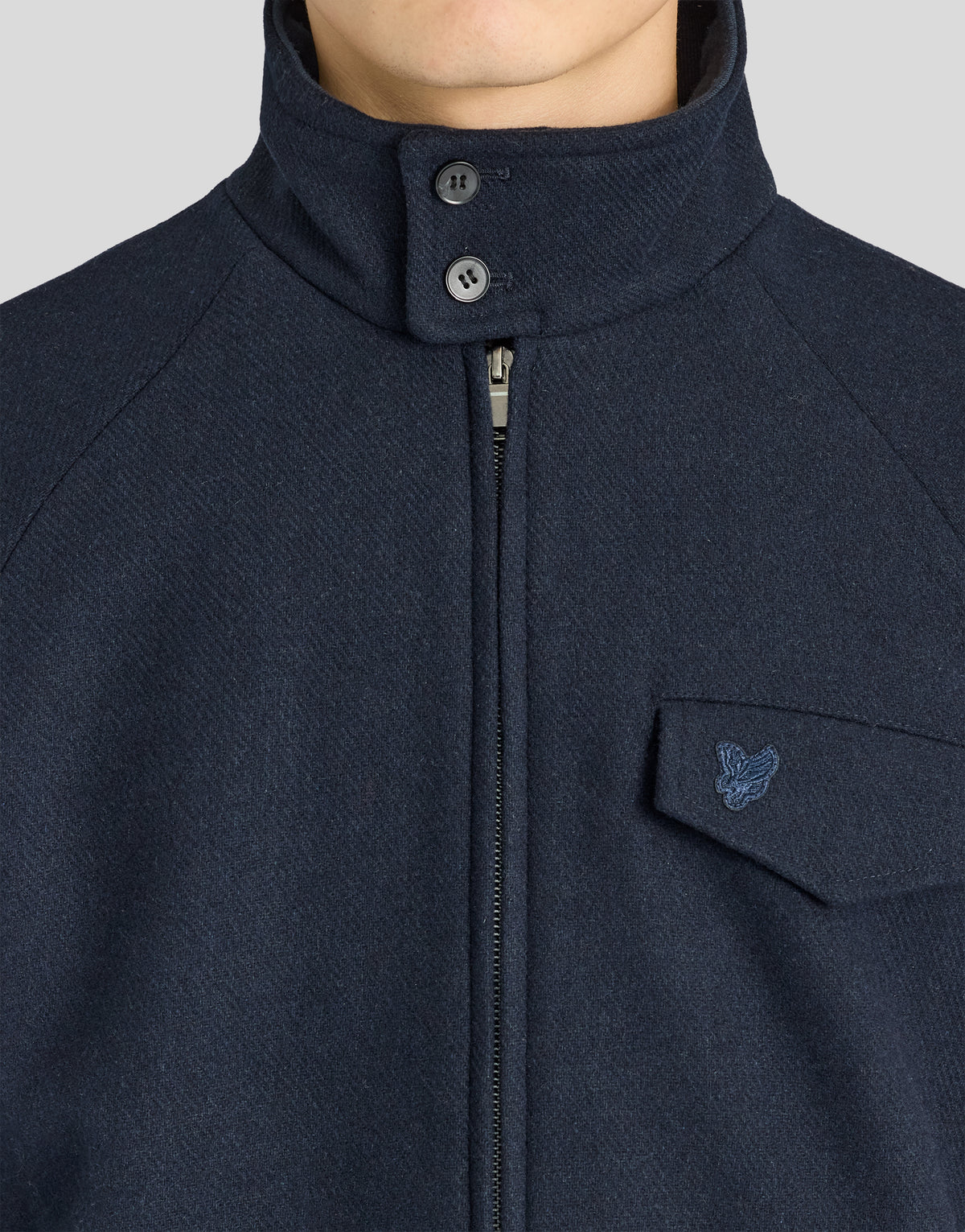 Mann in einer Harrington-Jacke aus Wolle in Dunkelblau