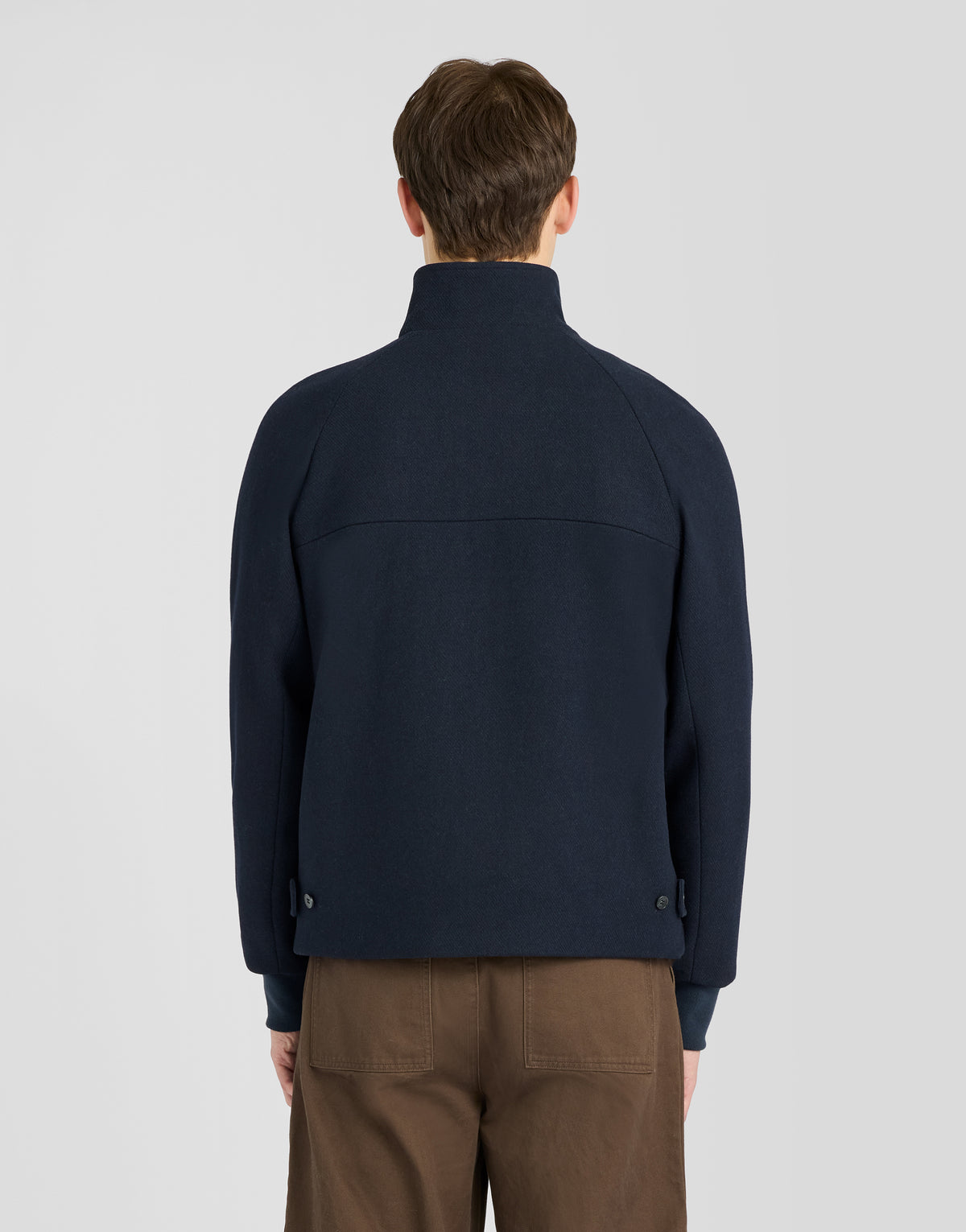 Mann in einer Harrington-Jacke aus Wolle in Dunkelblau