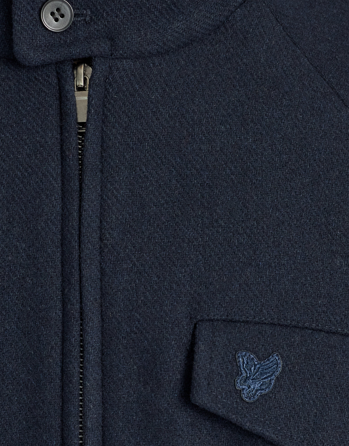 Mann in einer Harrington-Jacke aus Wolle in Dunkelblau