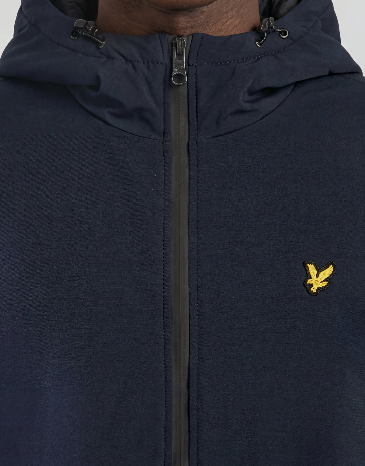 Mann trägt eine gefütterte Funktions-Windjacke in Dunkelblau
