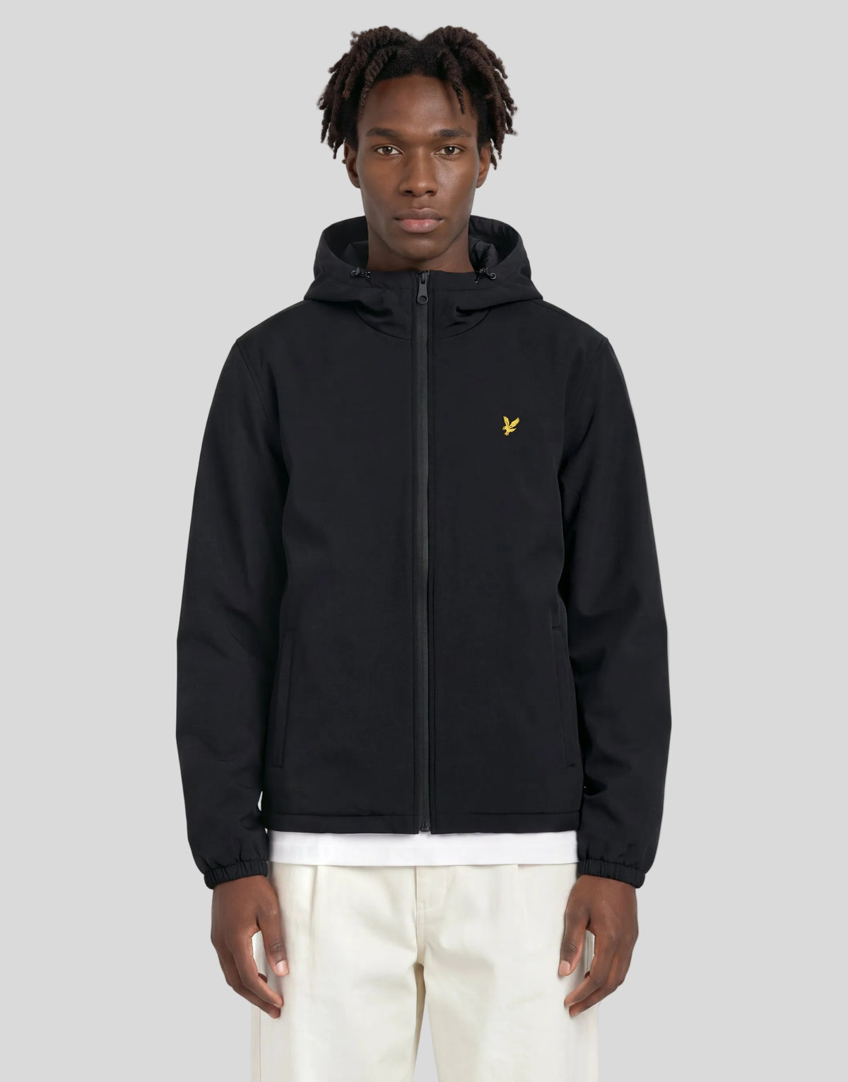 Mann trägt eine wattierte Funktions-Windjacke in Jet Black