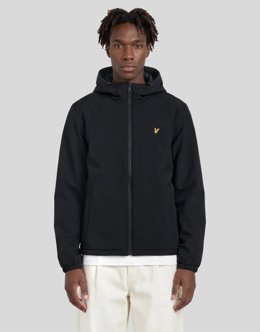 Mann trägt eine wattierte Funktions-Windjacke in Jet Black