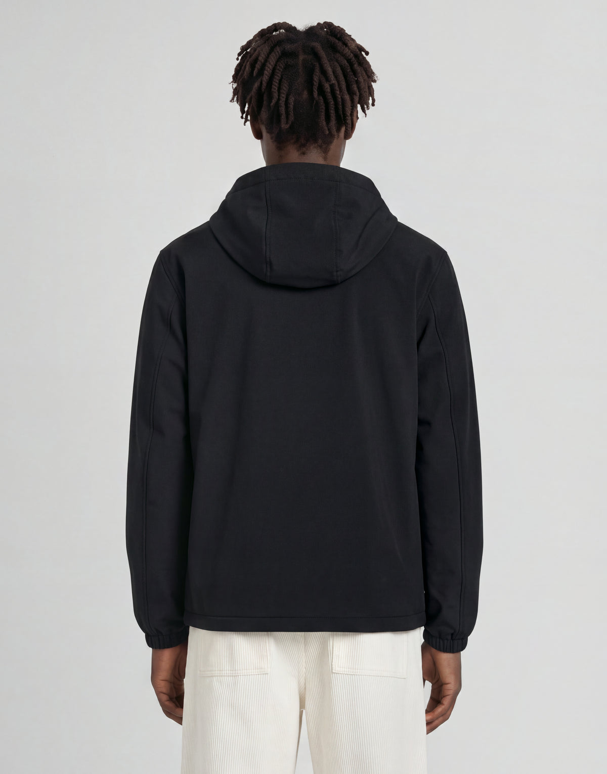 Mann trägt eine wattierte Funktions-Windjacke in Jet Black