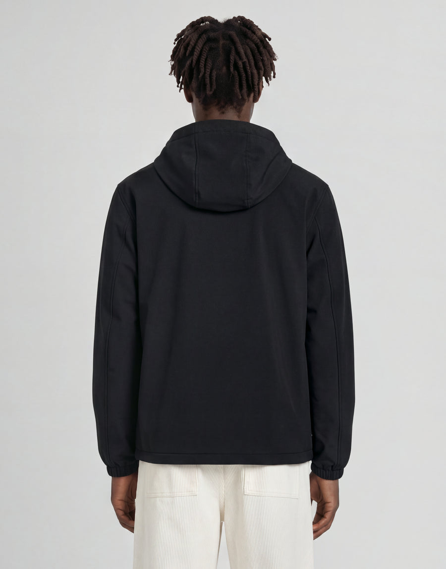 Mann trägt eine wattierte Funktions-Windjacke in Jet Black