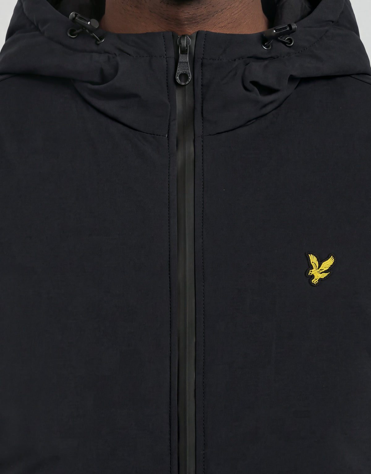 Mann trägt eine wattierte Funktions-Windjacke in Jet Black