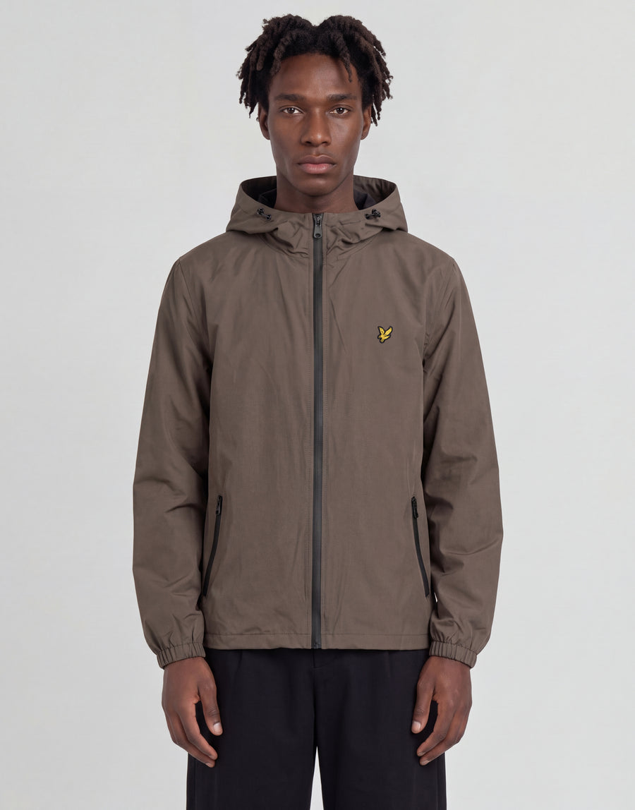 Mann trägt eine „Active Technical Windbreaker“-Jacke in der Farbe „Khaki Ash“