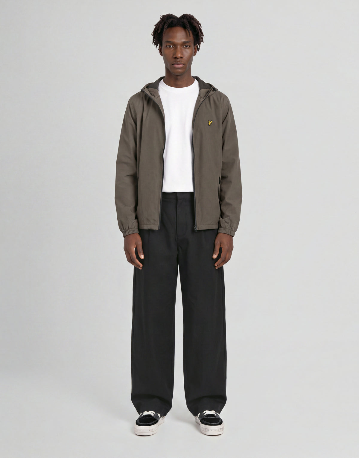 Mann trägt eine „Active Technical Windbreaker“-Jacke in der Farbe „Khaki Ash“