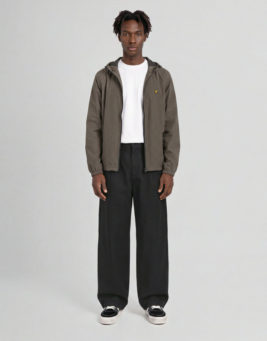 Mann trägt eine „Active Technical Windbreaker“-Jacke in der Farbe „Khaki Ash“