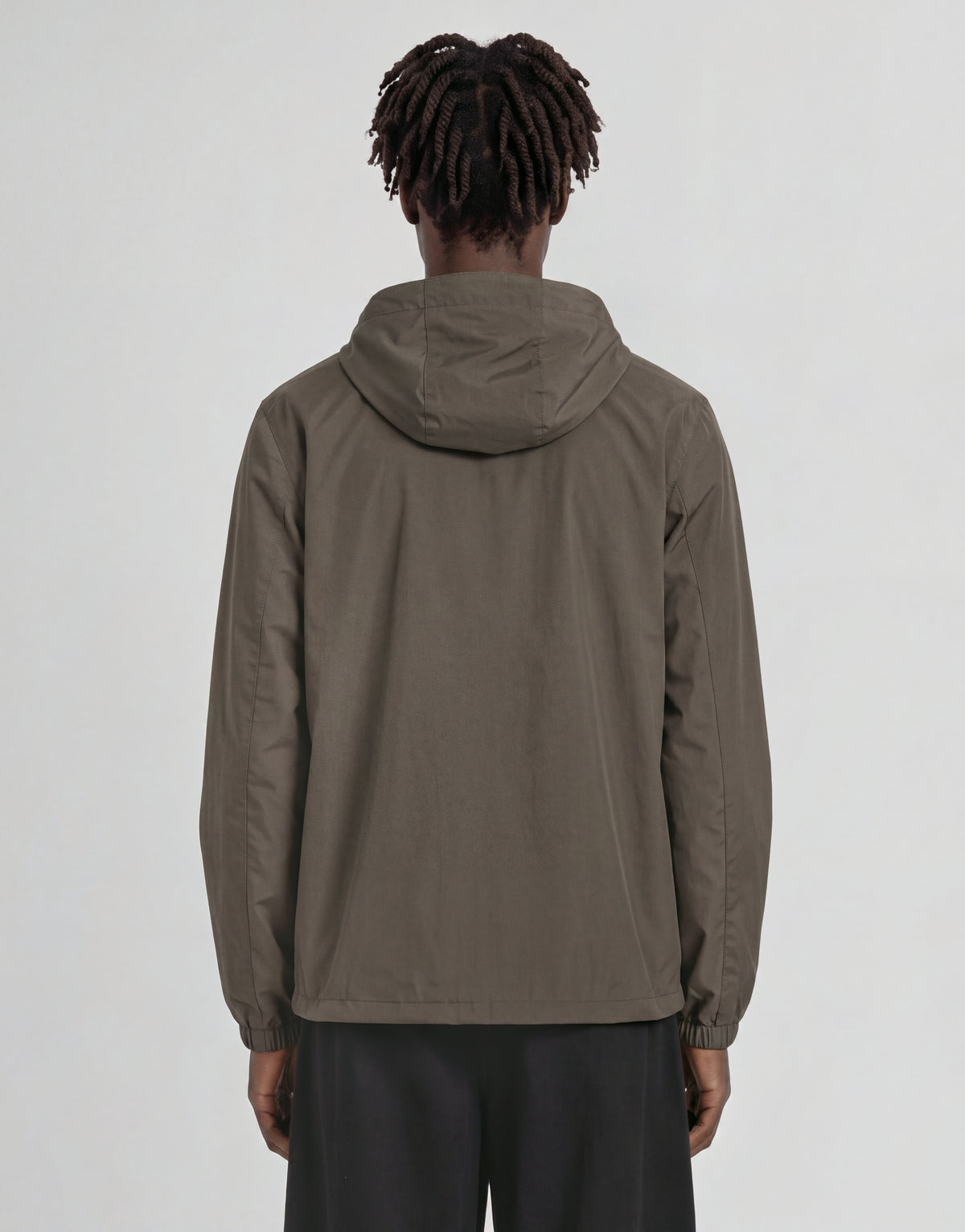 Mann trägt eine „Active Technical Windbreaker“-Jacke in der Farbe „Khaki Ash“