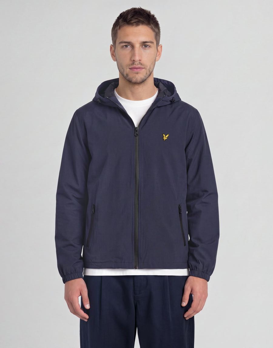 Mann trägt eine „Active Technical Windbreaker“-Jacke in Dunkelblau