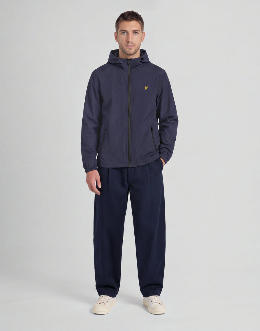 Mann trägt eine „Active Technical Windbreaker“-Jacke in Dunkelblau
