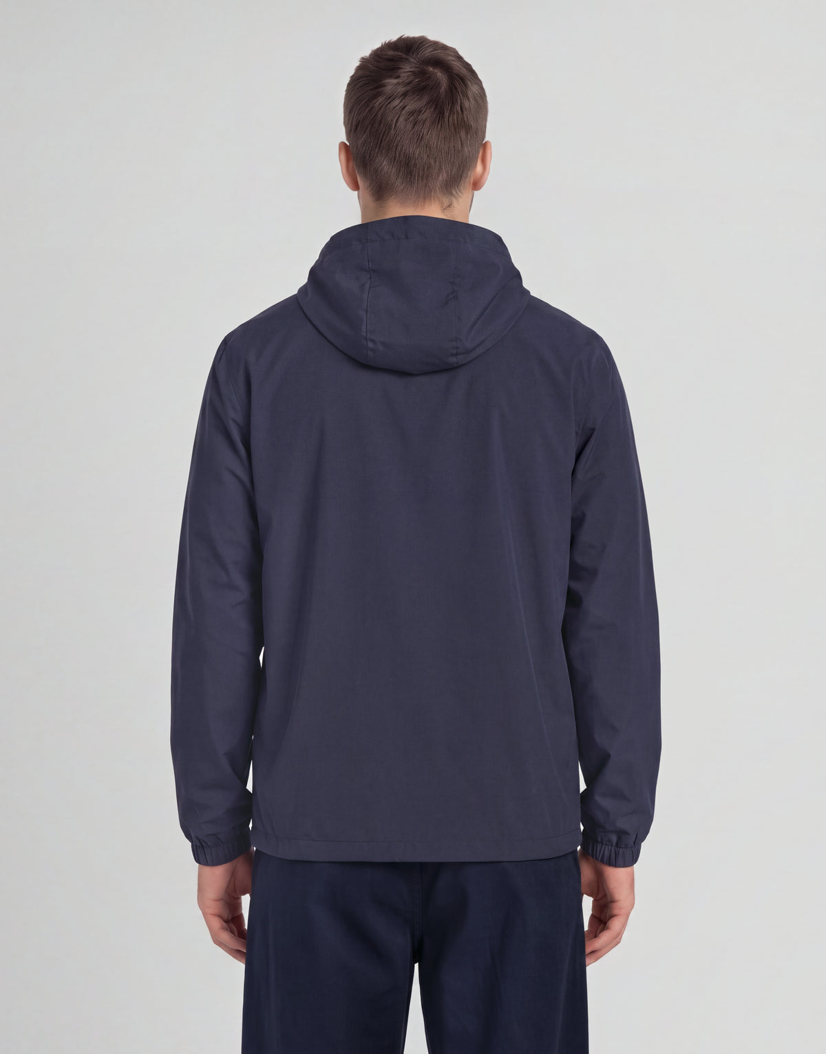 Mann trägt eine „Active Technical Windbreaker“-Jacke in Dunkelblau
