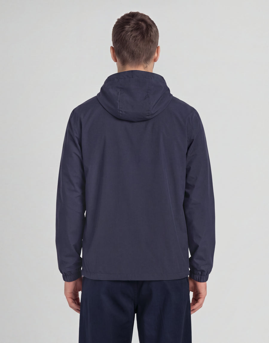 Mann trägt eine „Active Technical Windbreaker“-Jacke in Dunkelblau