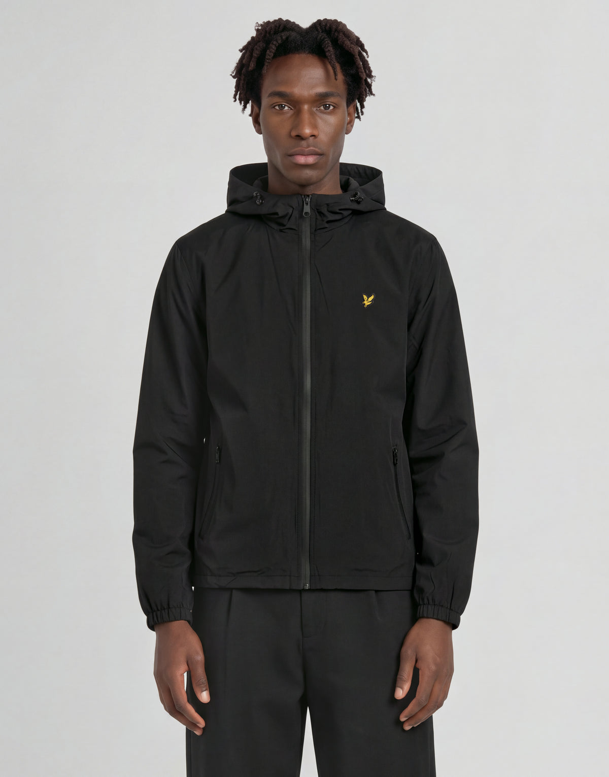 Mann trägt eine „Active Technical Windbreaker“-Jacke in Jet Black