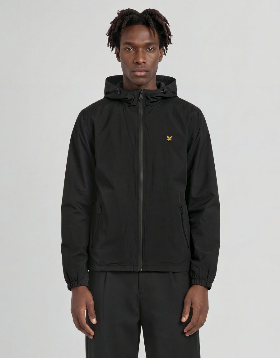 Mann trägt eine „Active Technical Windbreaker“-Jacke in Jet Black