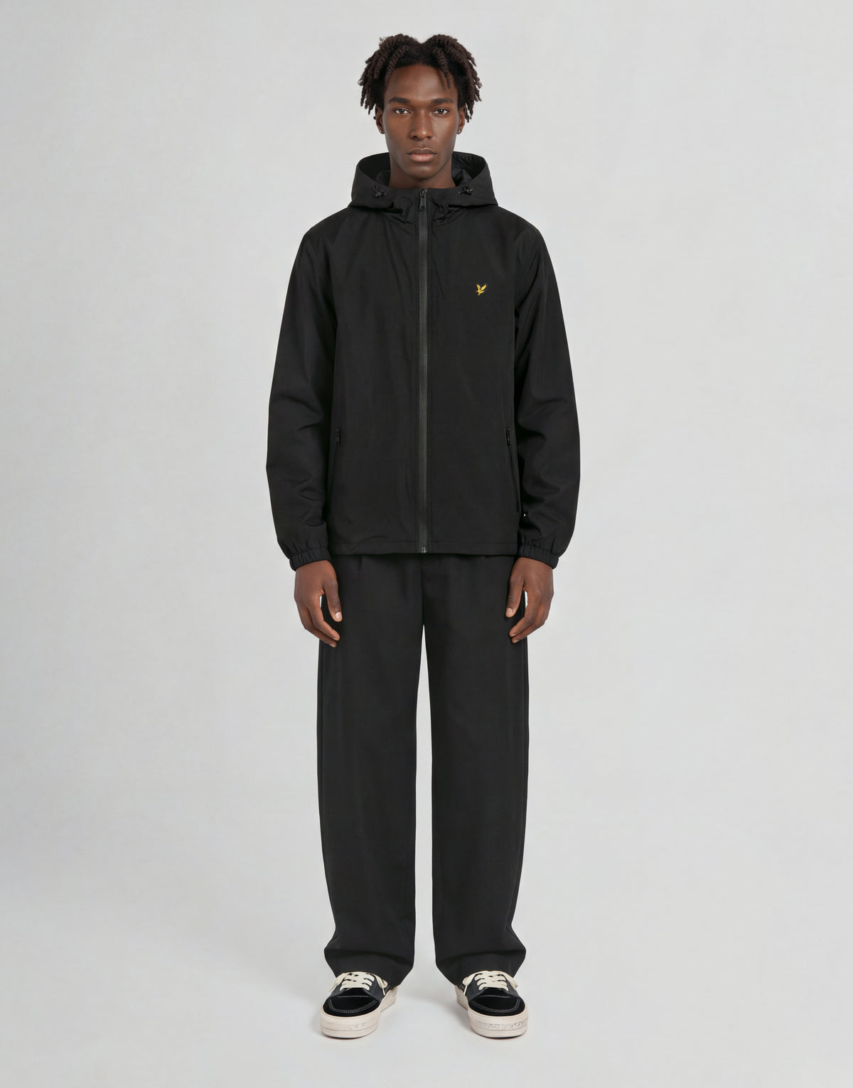 Mann trägt eine „Active Technical Windbreaker“-Jacke in Jet Black