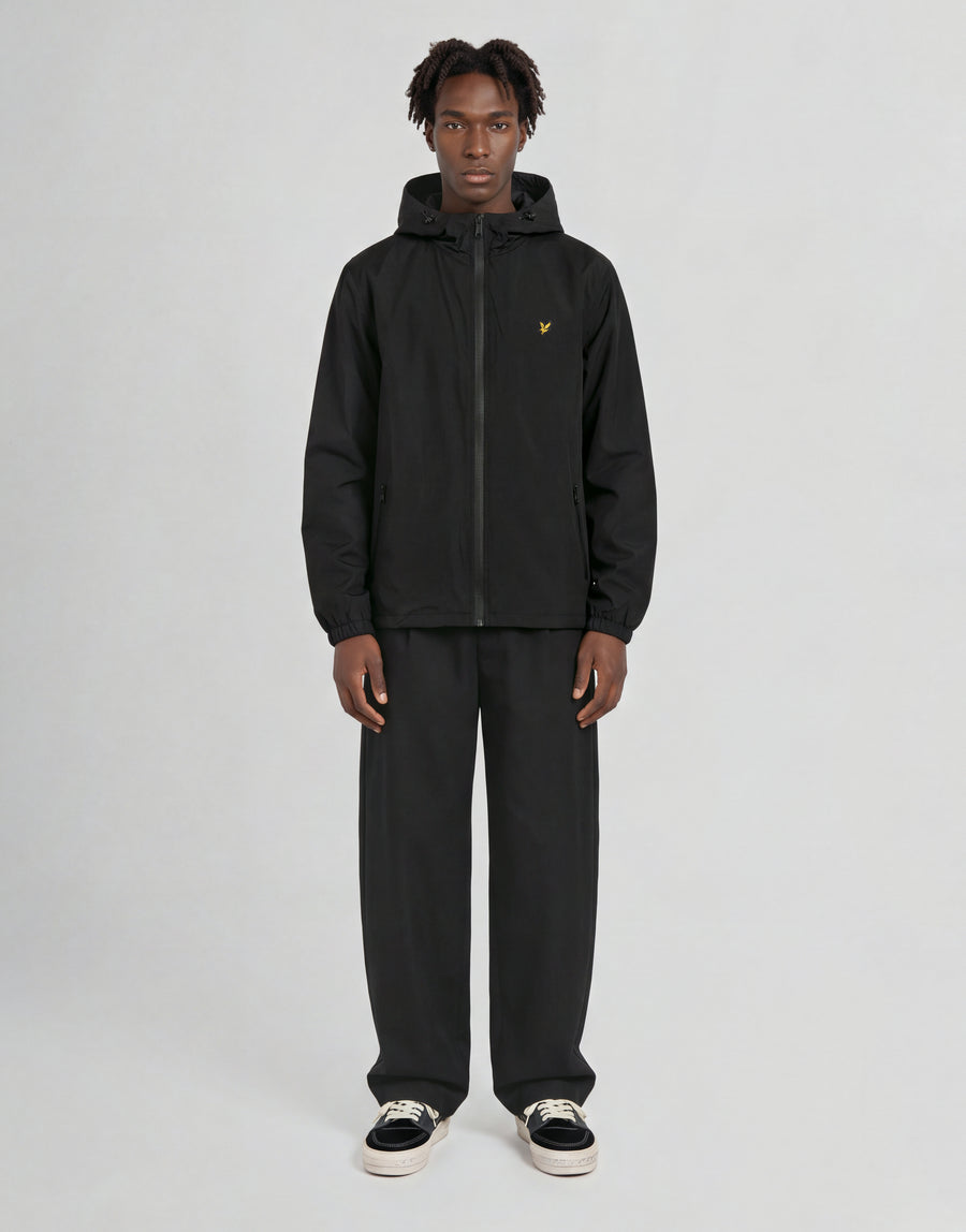 Mann trägt eine „Active Technical Windbreaker“-Jacke in Jet Black