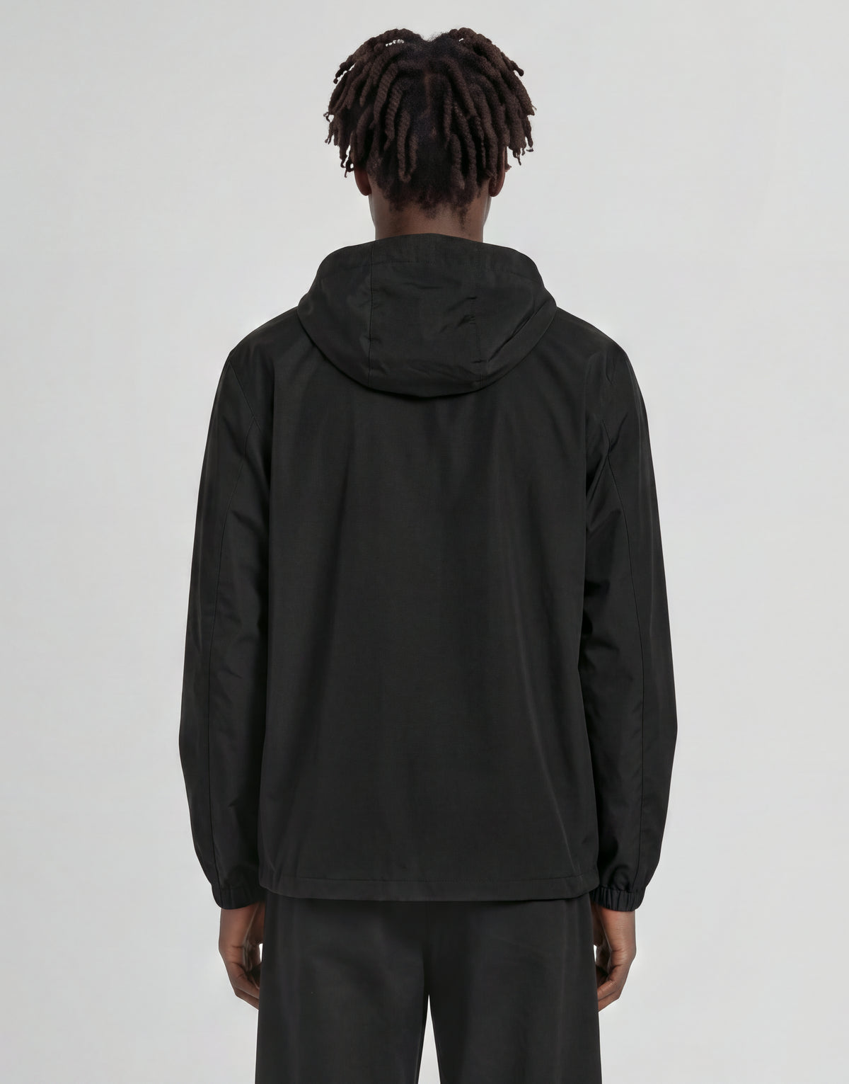 Mann trägt eine „Active Technical Windbreaker“-Jacke in Jet Black