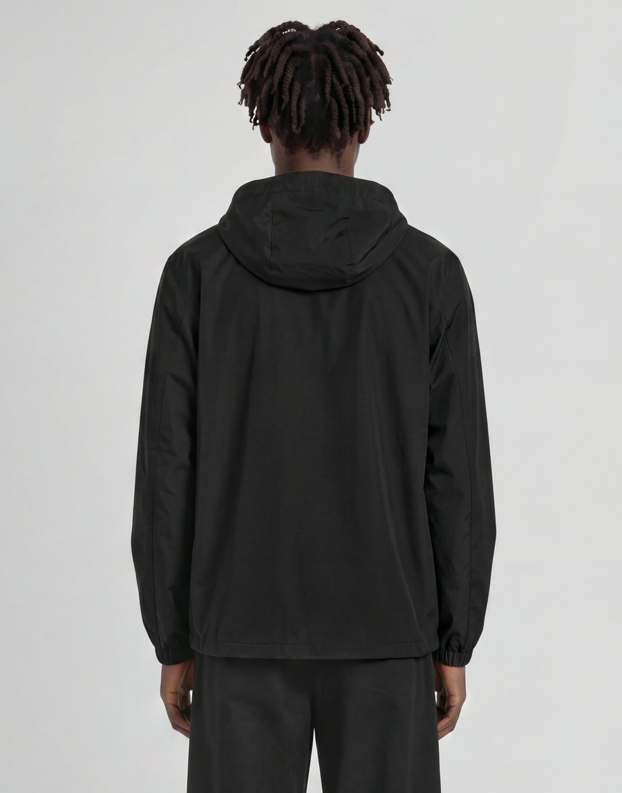 Mann trägt eine „Active Technical Windbreaker“-Jacke in Jet Black