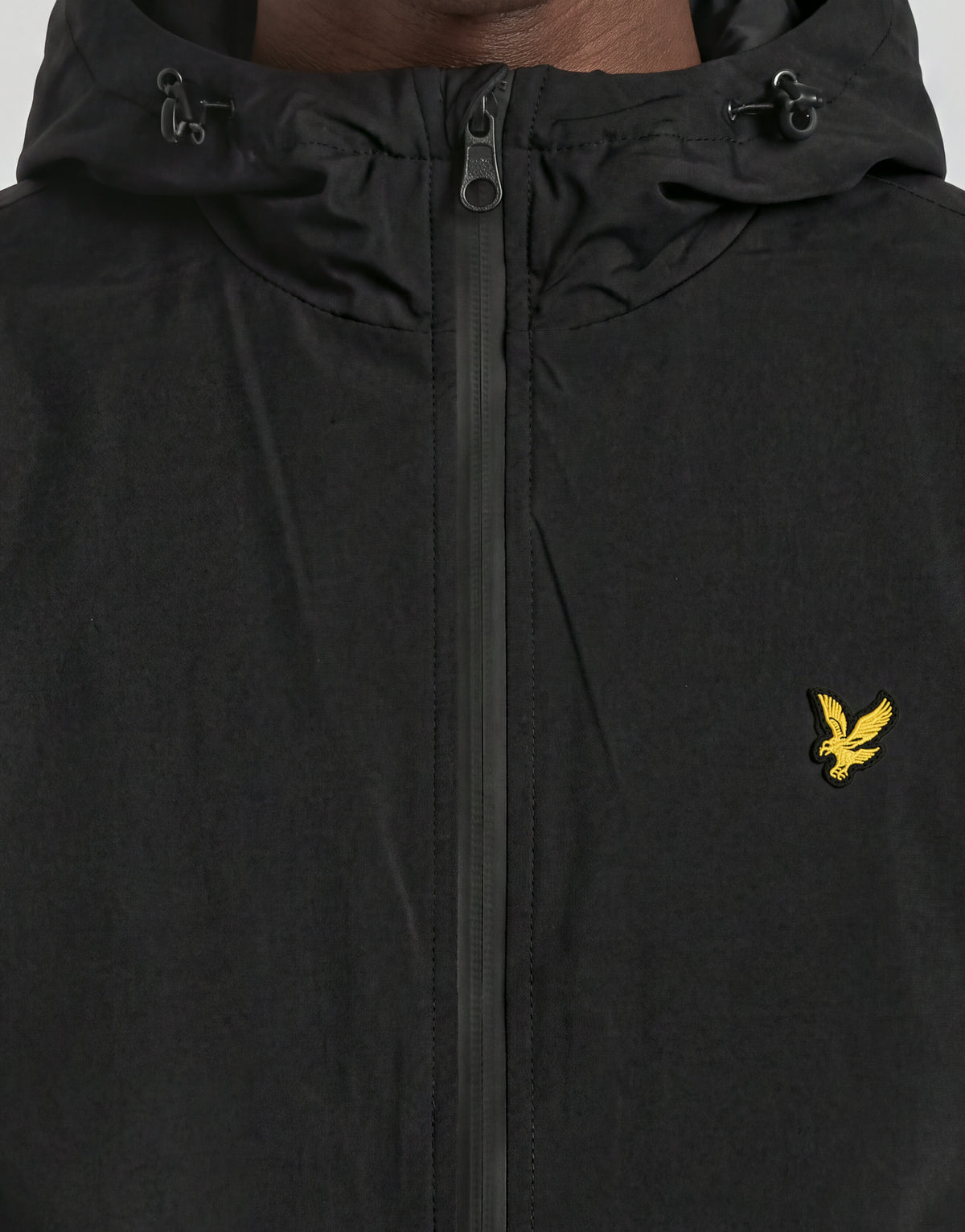 Mann trägt eine „Active Technical Windbreaker“-Jacke in Jet Black