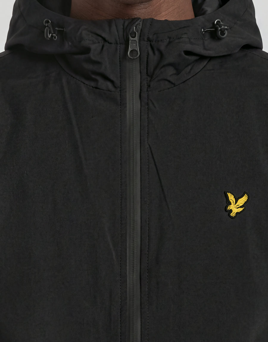 Mann trägt eine „Active Technical Windbreaker“-Jacke in Jet Black