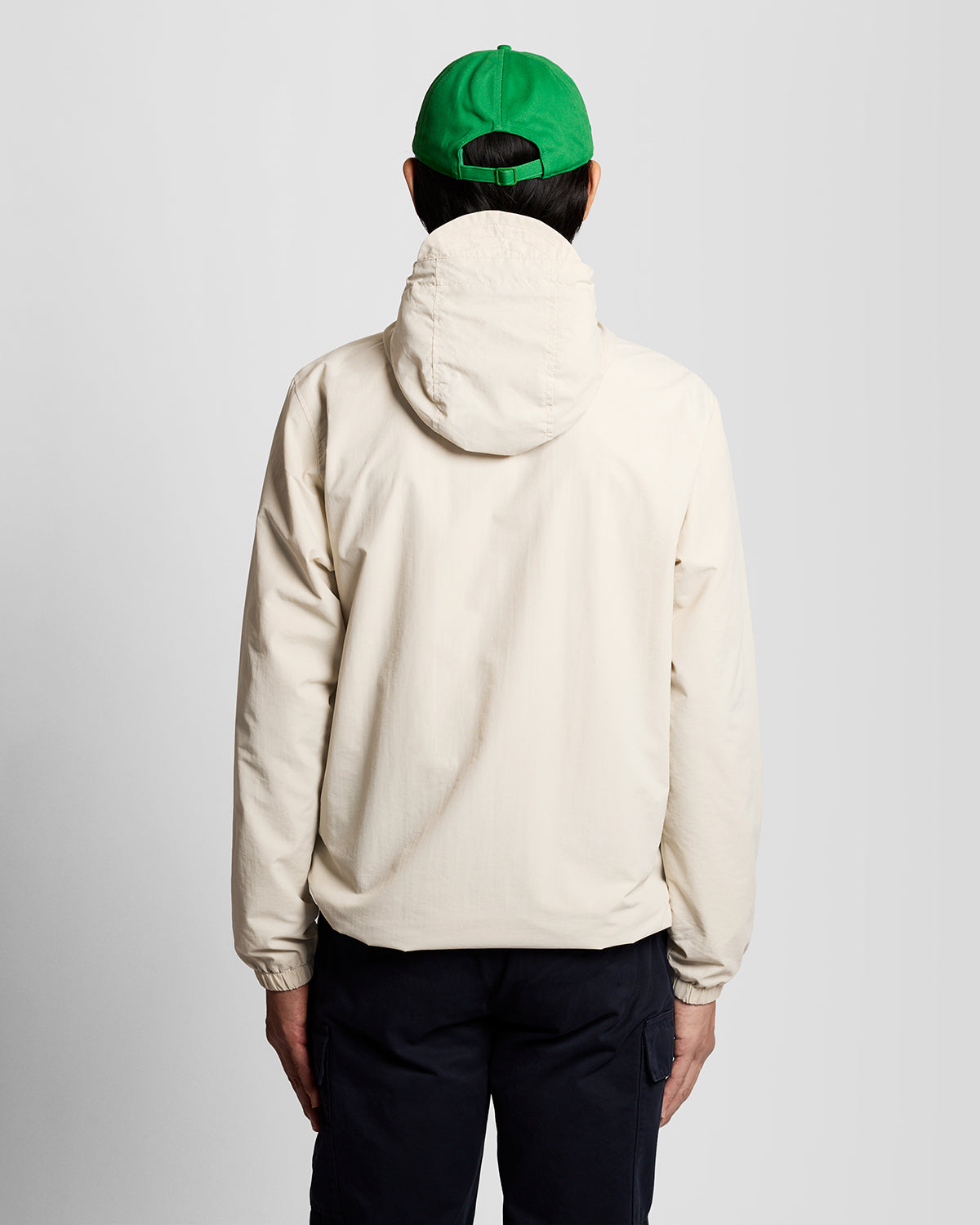 Un homme porte une veste à capuche imperméable à Cove
