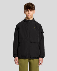 Junge trägt eine Kapuzen-Windjacke in Tiefschwarz