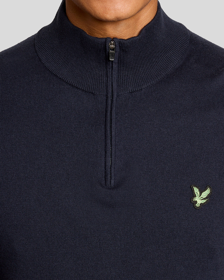 Mann trägt einen „Green Eagle“-Pullover aus Baumwollmischung mit 1/4-Reißverschluss in Dunkelblau