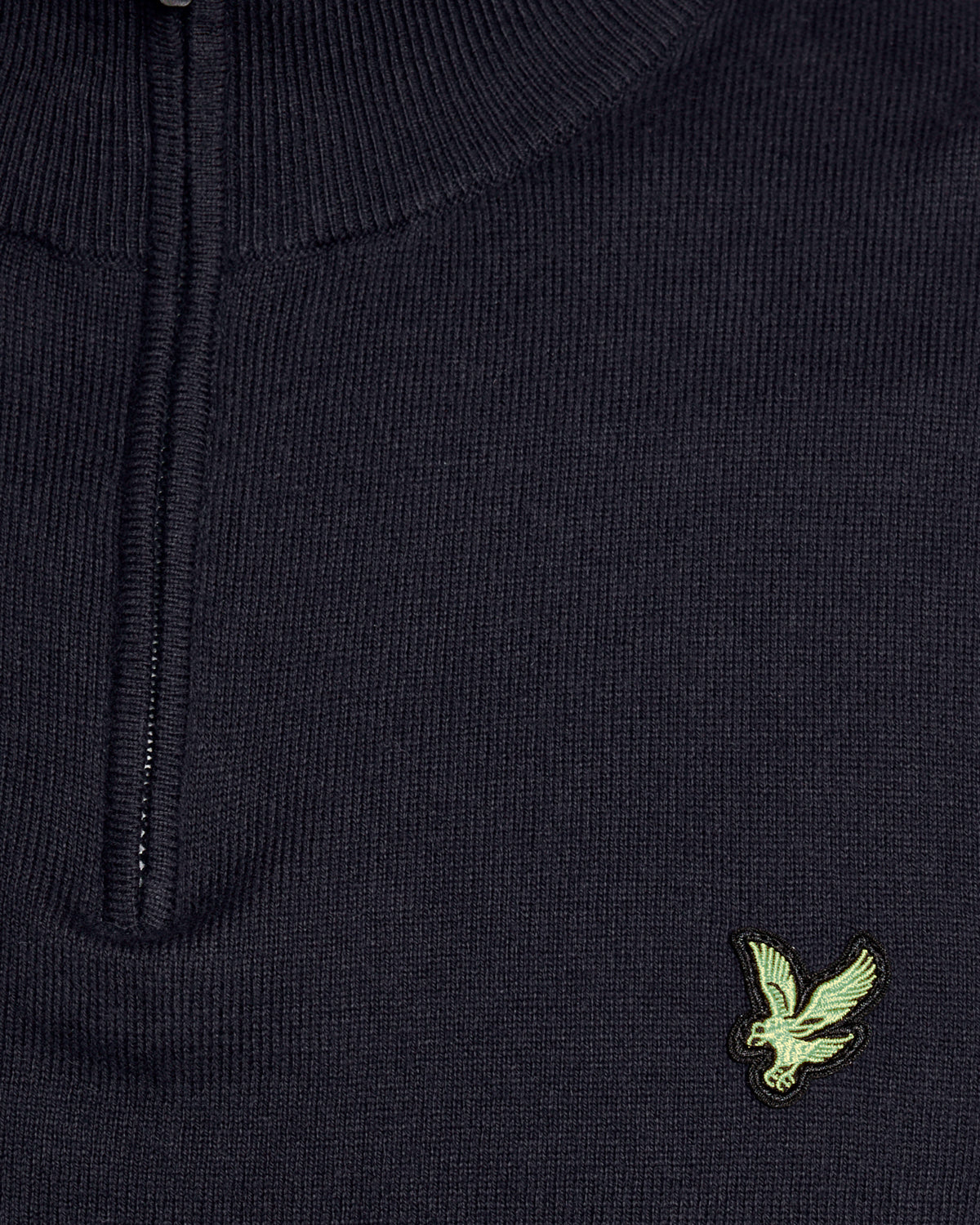 Mann trägt einen „Green Eagle“-Pullover aus Baumwollmischung mit 1/4-Reißverschluss in Dunkelblau