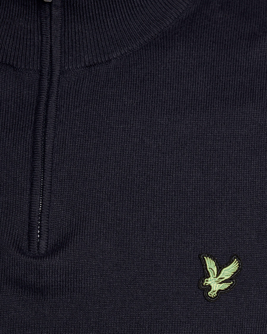 Mann trägt einen „Green Eagle“-Pullover aus Baumwollmischung mit 1/4-Reißverschluss in Dunkelblau