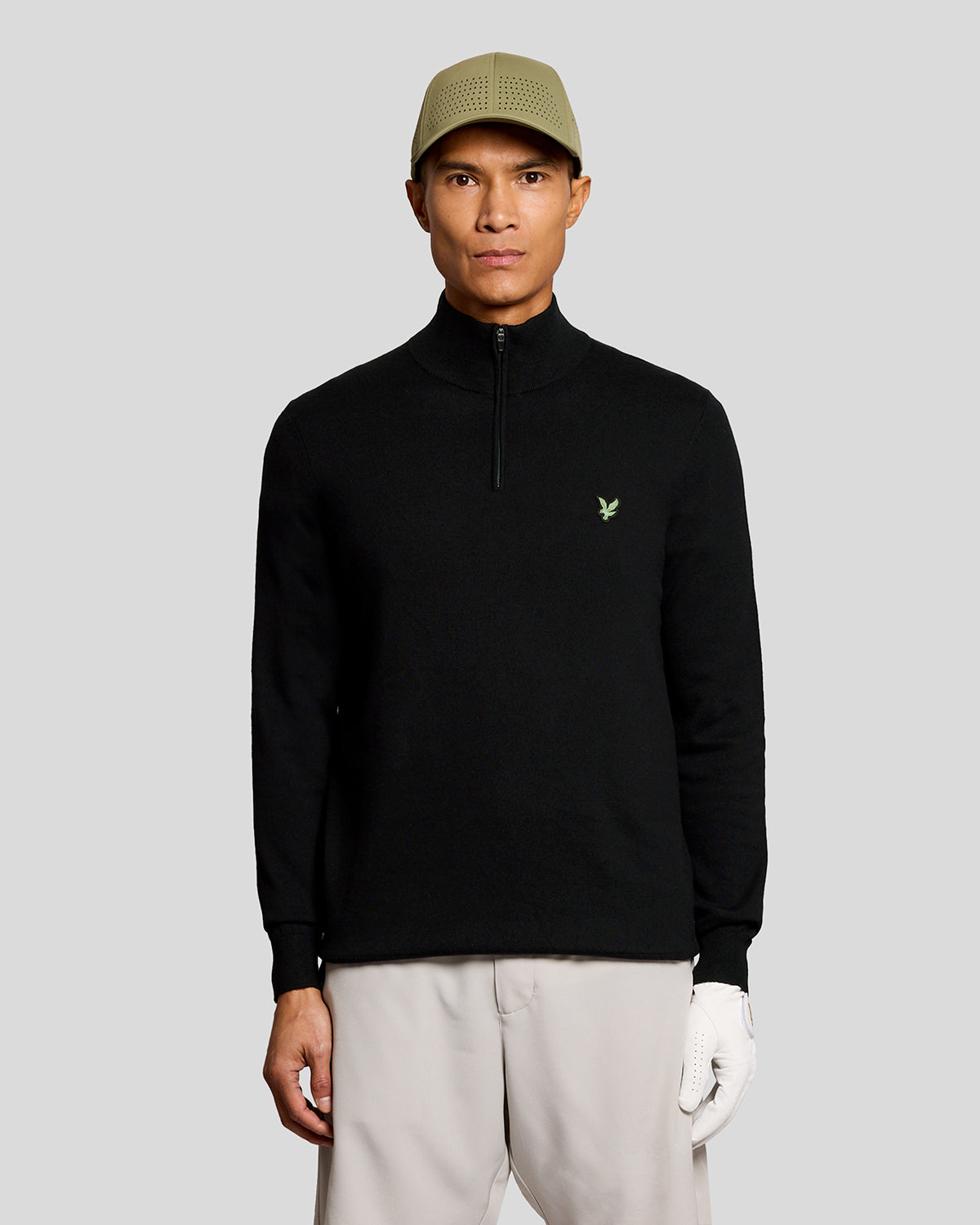 Mann trägt einen „Green Eagle“-Pullover aus Baumwollmischung mit 1/4-Reißverschluss in Jet Black