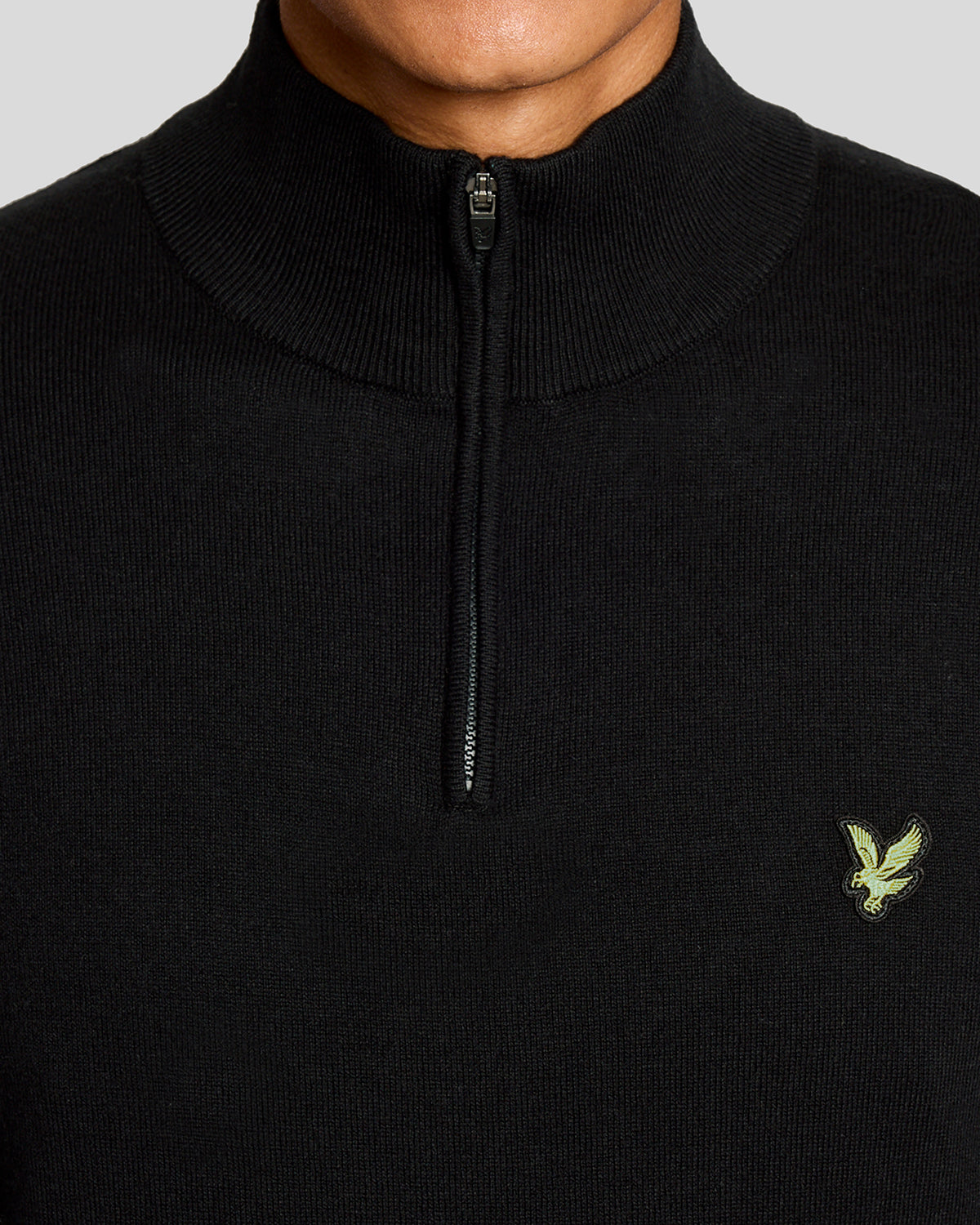 Mann trägt einen „Green Eagle“-Pullover aus Baumwollmischung mit 1/4-Reißverschluss in Jet Black
