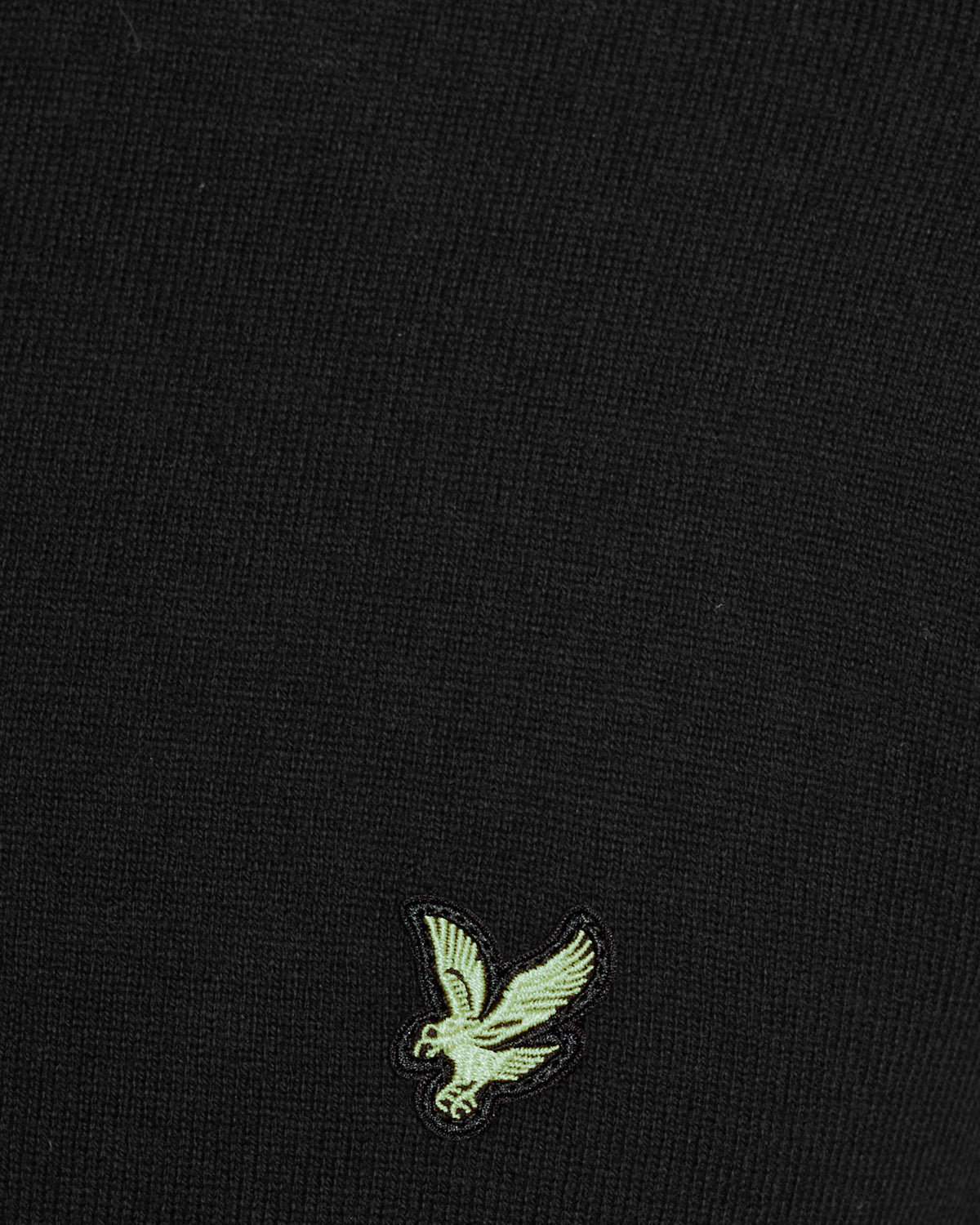 Mann trägt einen „Green Eagle“-Pullover aus Baumwollmischung mit 1/4-Reißverschluss in Jet Black