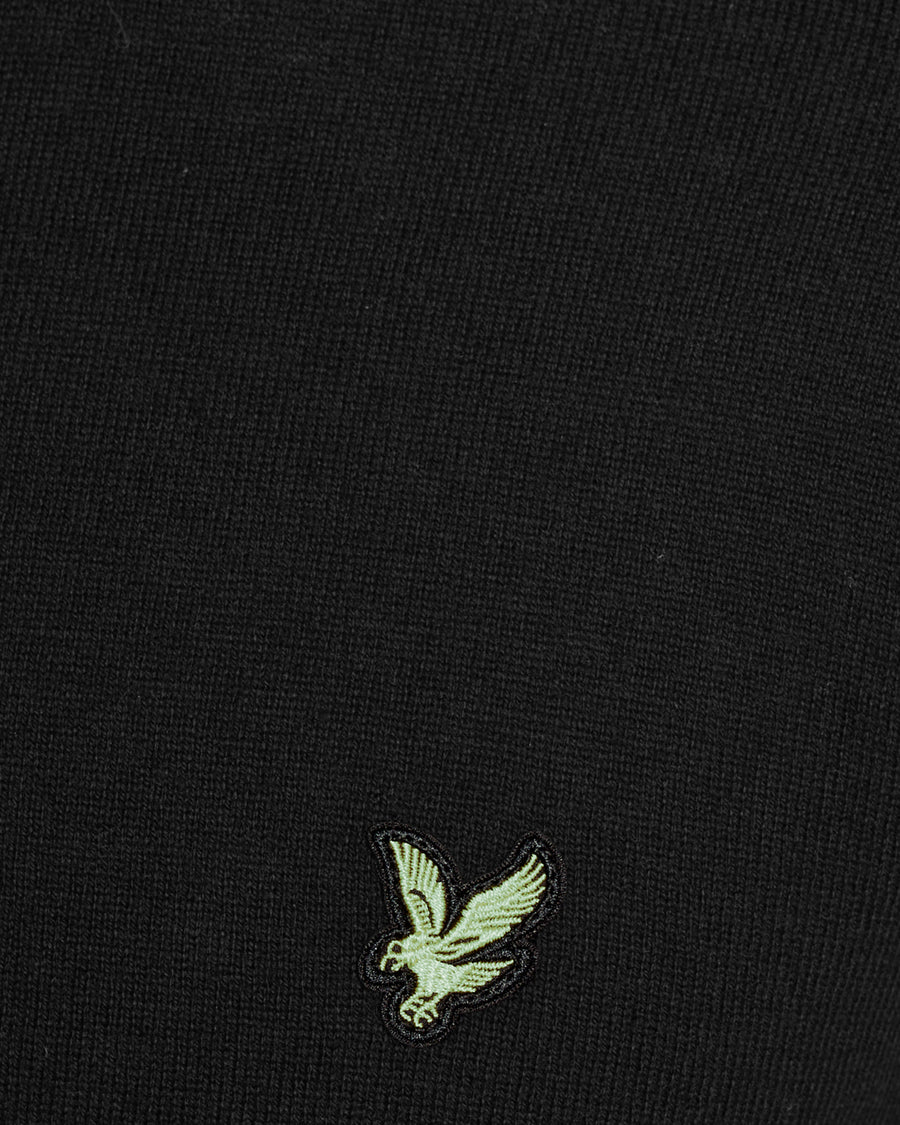Mann trägt einen „Green Eagle“-Pullover aus Baumwollmischung mit 1/4-Reißverschluss in Jet Black