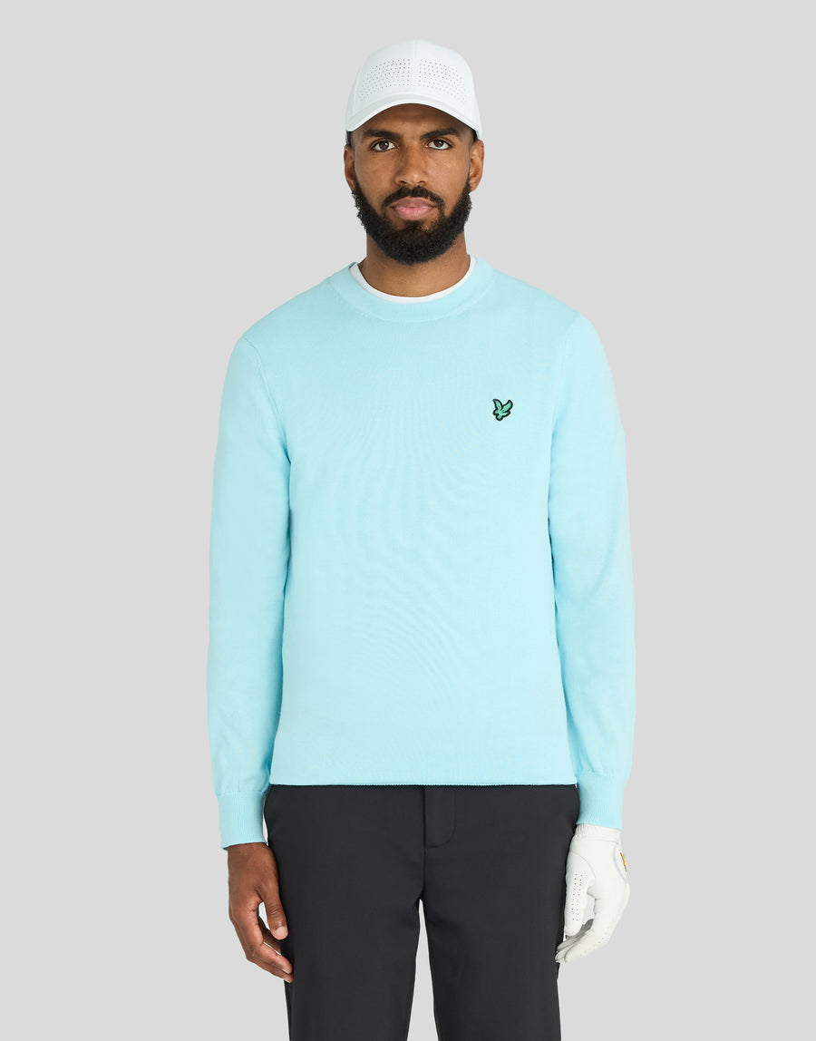 Mann trägt ein „Green Eagle“-Sweatshirt mit Rundhalsausschnitt aus Baumwollmischgewebe in der Farbe „Sea Breeze Blue“