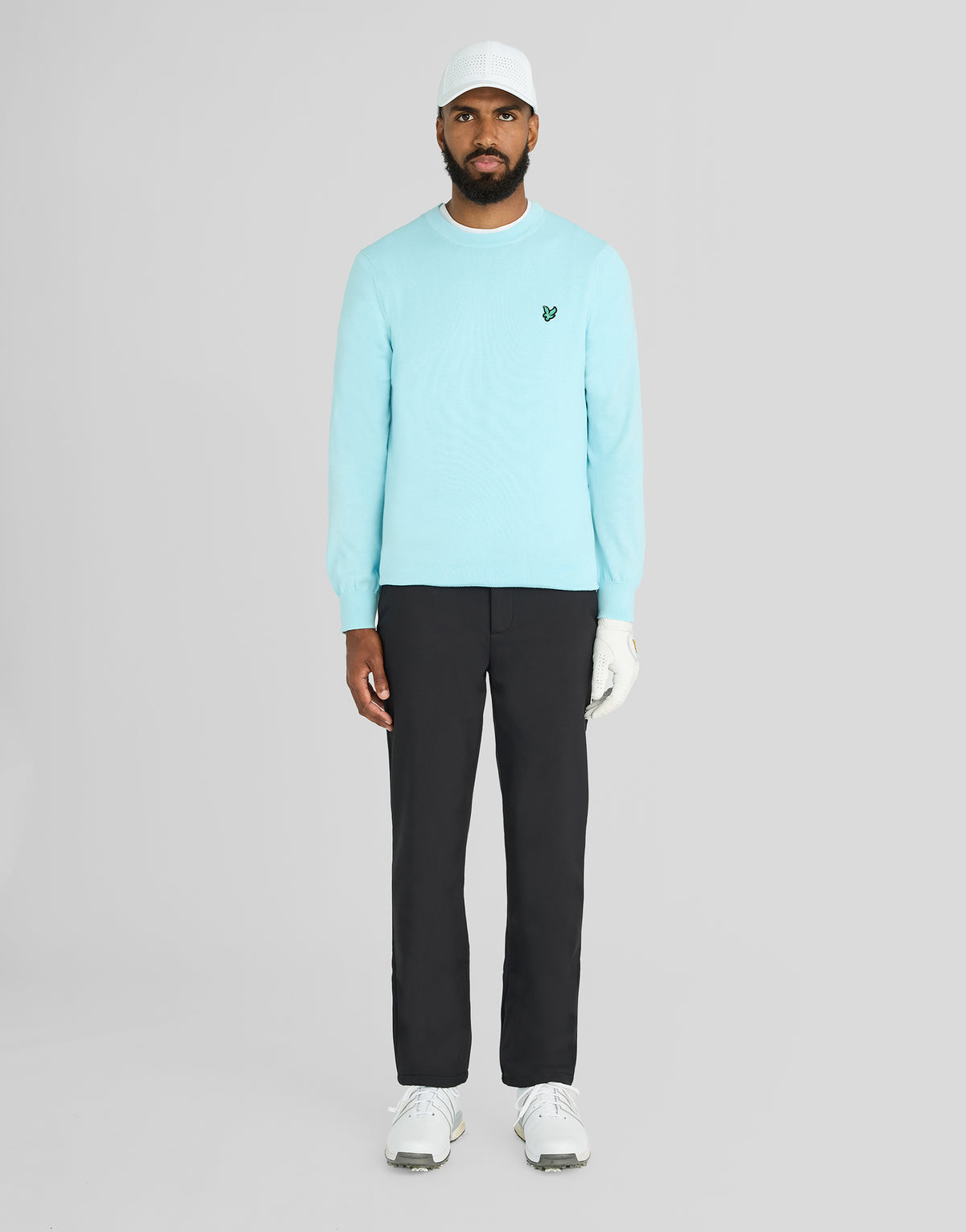 Mann trägt ein „Green Eagle“-Sweatshirt mit Rundhalsausschnitt aus Baumwollmischgewebe in der Farbe „Sea Breeze Blue“